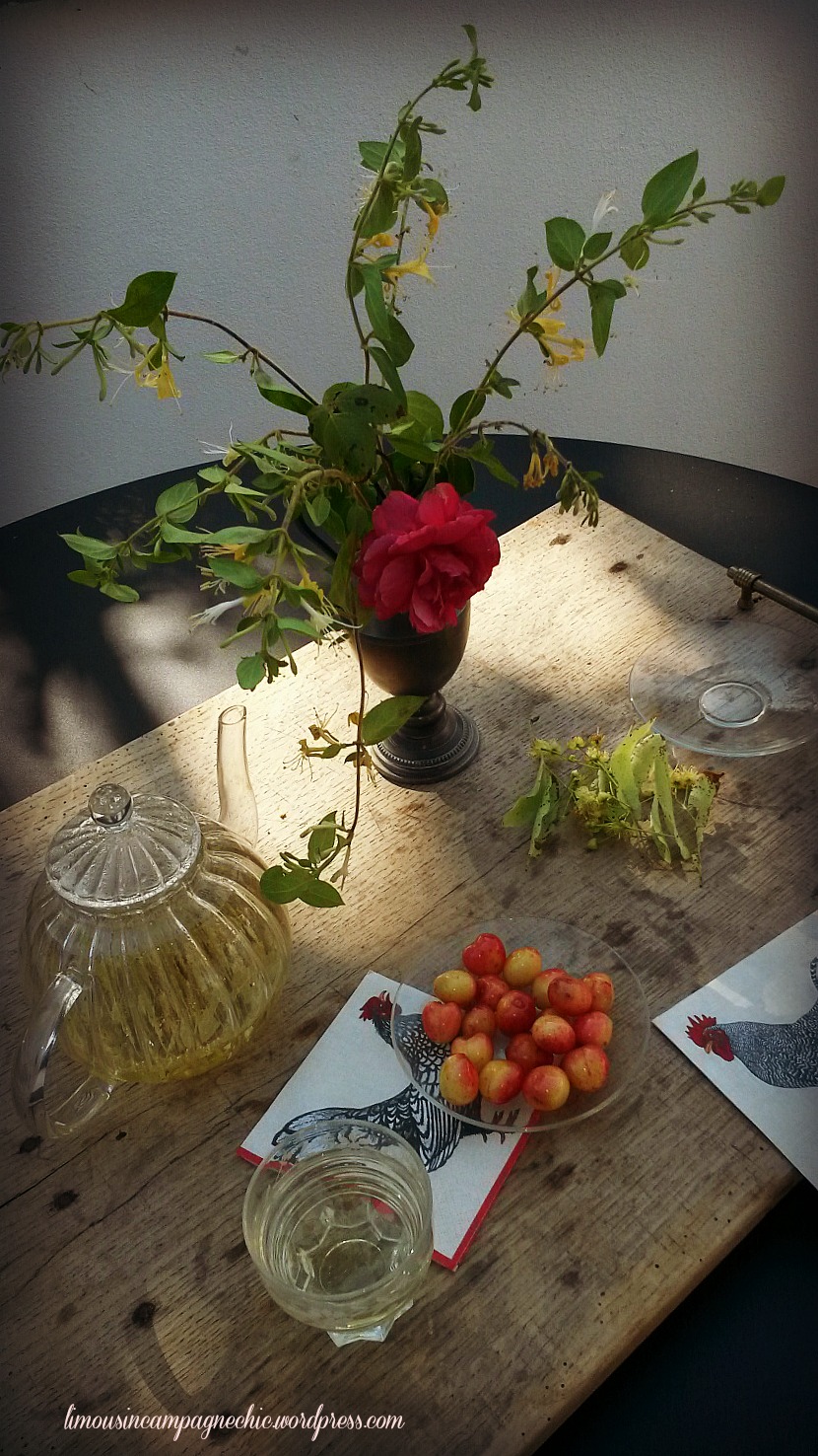 Bouquet chevrefeuille et dernière rose du jardin - Honeysuckle withthe last rose next to the barn