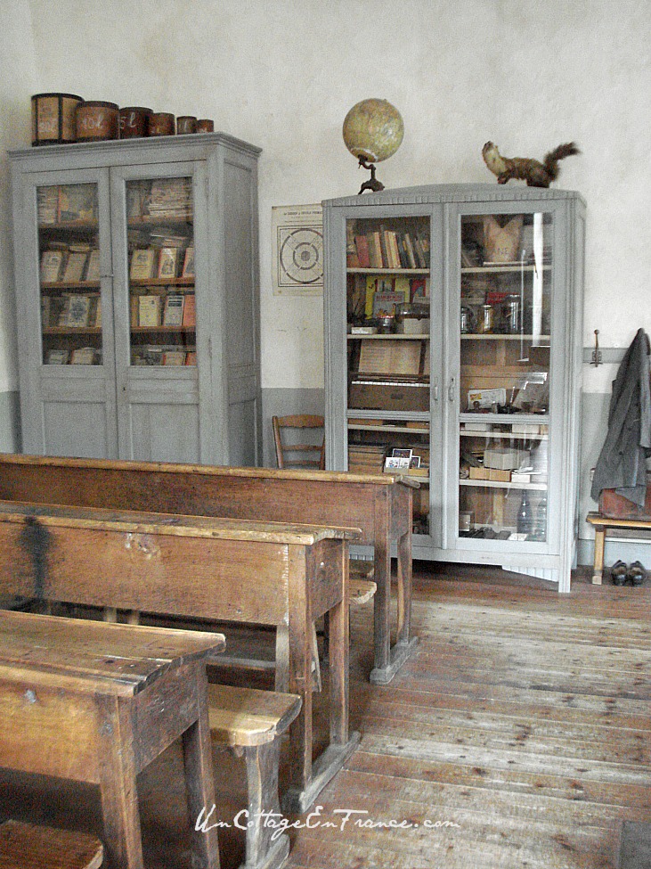 Les armoires de la salle de classe de Montrol Senard en Haute Vienne