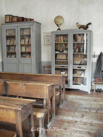 Les armoires de la salle de classe de Montrol Senard en Haute Vienne