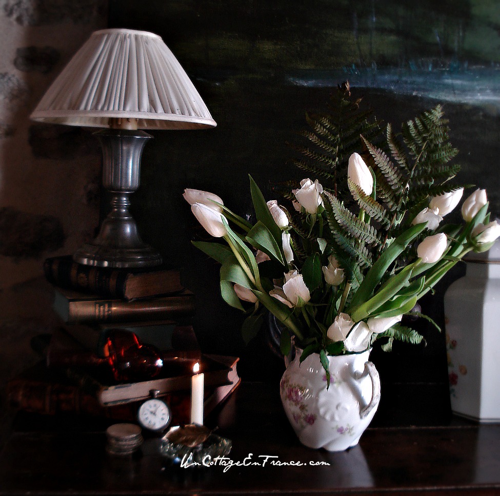 #whitecottagecharm #uncottageenfrance #campagnechic #frenchinterior #frenchfarmhousestyle #frenchcountry #frenchliving #fixerupperstyle #frenchcountrycottage #allthingsfrench #frenchcottage #farmhousevignette #cottagevignette #chippypaint #frenchdecoration #fermette #countrychic #rustique #rusticdecor #decorustic #cottagedecor #maisondecampagne #campagnedecoration #countryhomemag #brocante
