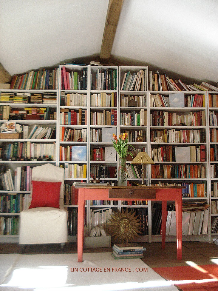 Le salon bibliothèque rustique du cottage