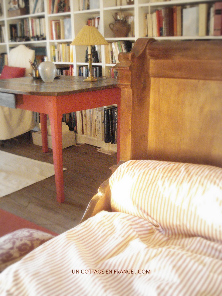 Le salon bibliotheque Un Cottage en France