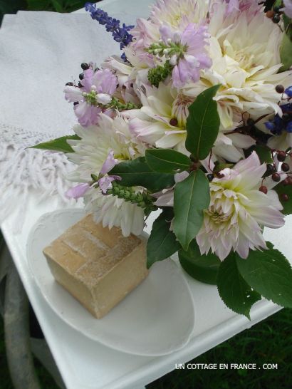 #whitecottagecharm #uncottageenfrance #campagnechic #frenchinterior #frenchfarmhousestyle #frenchcountry #frenchliving #fixerupperstyle #frenchcountrycottage #allthingsfrench #frenchcottage #farmhousevignette #cottagevignette #chippypaint #frenchdecoration #fermette #countrychic #rustique #rusticdecor #decorustic #cottagedecor #maisondecampagne #campagnedecoration #countryhomemag #brocante