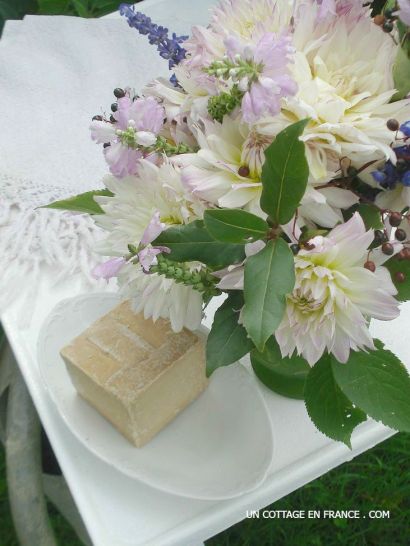 Prendre une douche au jardin