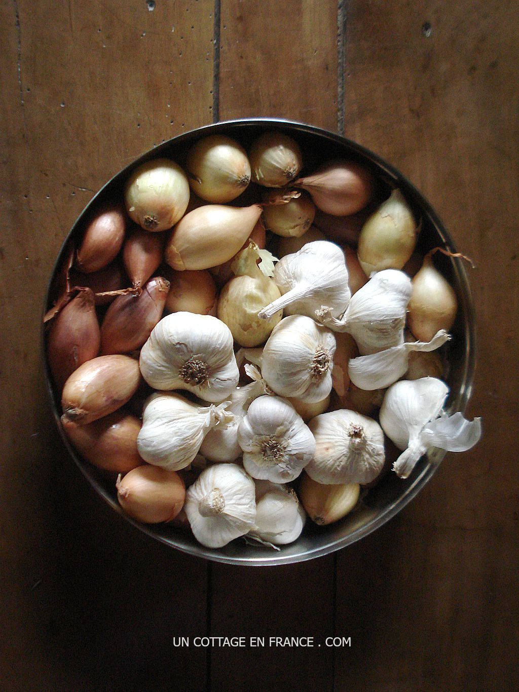 #whitecottagecharm #uncottageenfrance #campagnechic #frenchinterior #frenchfarmhousestyle #frenchcountry #frenchliving #fixerupperstyle #frenchcountrycottage #allthingsfrench #frenchcottage #farmhousevignette #cottagevignette #chippypaint #frenchdecoration #fermette #countrychic #rustique #rusticdecor #decorustic #cottagedecor #maisondecampagne #campagnedecoration #countryhomemag #brocante