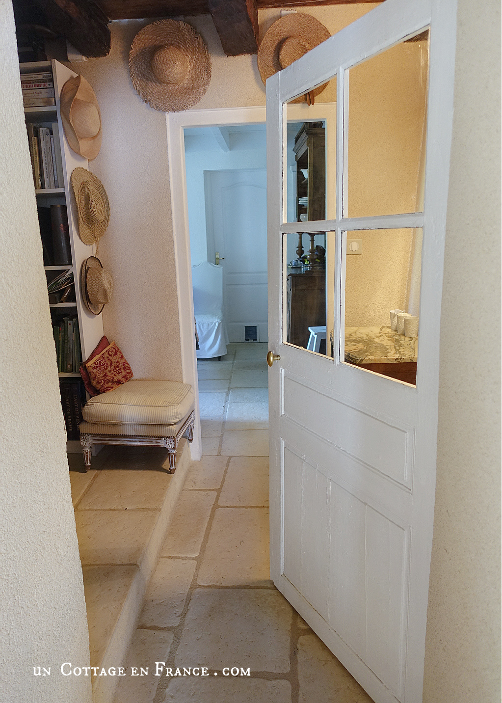 #whitecottagecharm #uncottageenfrance #campagnechic #frenchinterior #frenchfarmhousestyle #frenchcountry #frenchliving #fixerupperstyle #frenchcountrycottage #allthingsfrench #frenchcottage #farmhousevignette #cottagevignette #chippypaint #frenchdecoration #fermette #countrychic #rustique #rusticdecor #decorustic #cottagedecor #maisondecampagne #campagnedecoration #countryhomemag #brocante