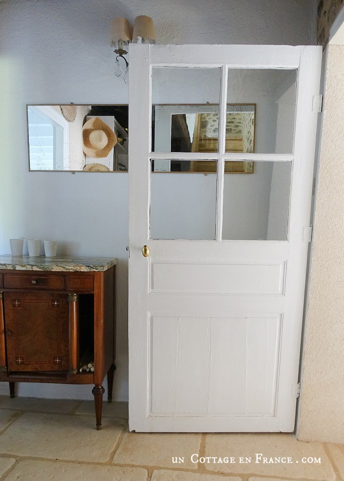 #whitecottagecharm #uncottageenfrance #campagnechic #frenchinterior #frenchfarmhousestyle #frenchcountry #frenchliving #fixerupperstyle #frenchcountrycottage #allthingsfrench #frenchcottage #farmhousevignette #cottagevignette #chippypaint #frenchdecoration #fermette #countrychic #rustique #rusticdecor #decorustic #cottagedecor #maisondecampagne #campagnedecoration #countryhomemag #brocante