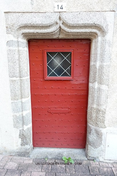 #whitecottagecharm #uncottageenfrance #campagnechic #frenchinterior #frenchfarmhousestyle #frenchcountry #frenchliving #fixerupperstyle #frenchcountrycottage #allthingsfrench #frenchcottage #farmhousevignette #cottagevignette #chippypaint #frenchdecoration #fermette #countrychic #rustique #rusticdecor #decorustic #cottagedecor #maisondecampagne #campagnedecoration #countryhomemag #brocante