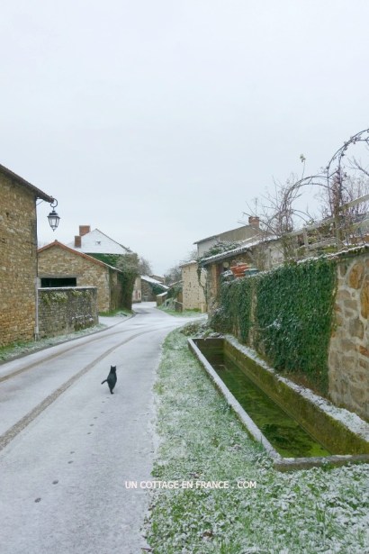 #whitecottagecharm #uncottageenfrance #campagnechic #frenchinterior #frenchfarmhousestyle #frenchcountry #frenchliving #fixerupperstyle #frenchcountrycottage #allthingsfrench #frenchcottage #farmhousevignette #cottagevignette #chippypaint #frenchdecoration #fermette #countrychic #rustique #rusticdecor #decorustic #cottagedecor #maisondecampagne #campagnedecoration #countryhomemag #brocante