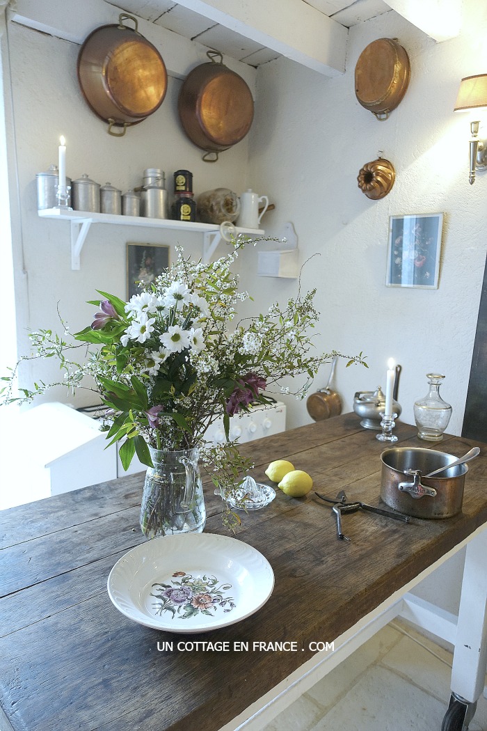 Bouquet dans la cuisine du cottage a