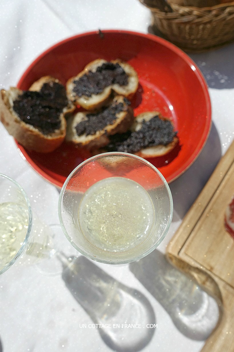 Mixer des olives grecques, des anchois, du basilic et de l'huile d'olive.