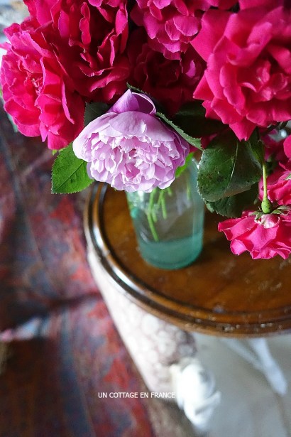 Ouvrez l'article - Open the post http://uncottageenfrance.com/2016/06/14/roses-rouges-abat-jour-toile-de-jouy-red-roses-and-toile-lampshade