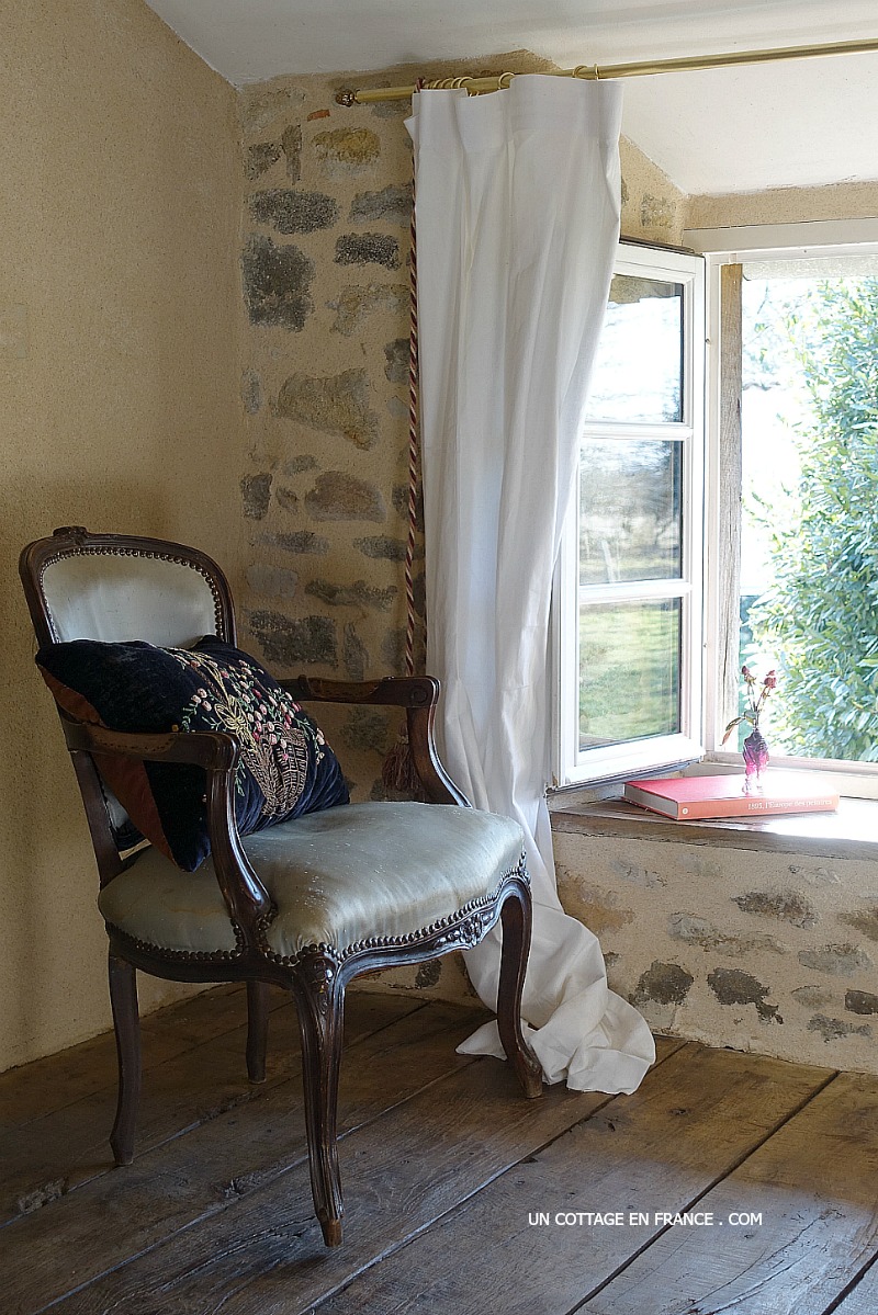 Le vieux coussin bohème brodé main dans la chambre (The old embroidered cushion in the bedroom)