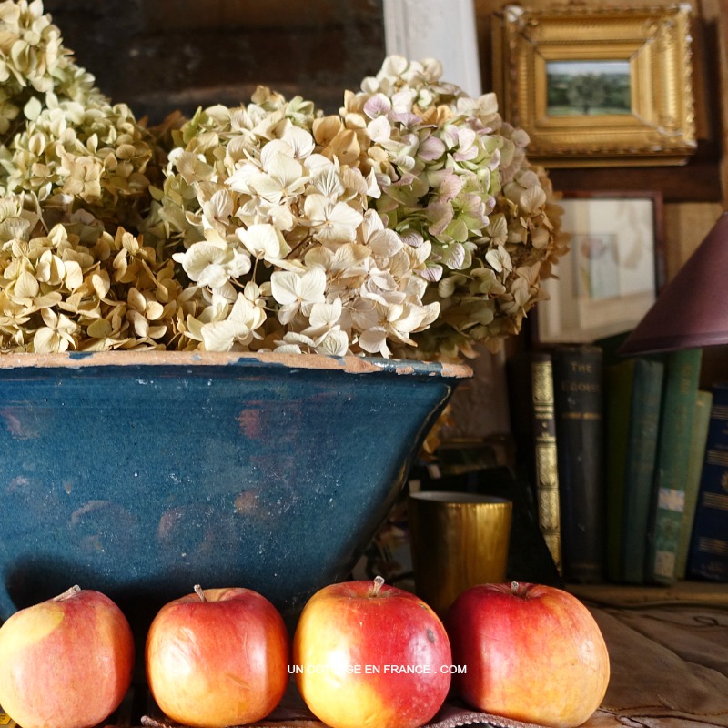 #whitecottagecharm #uncottageenfrance #campagnechic #frenchinterior #frenchfarmhousestyle #frenchcountry #frenchliving #fixerupperstyle #frenchcountrycottage #allthingsfrench #frenchcottage #farmhousevignette #cottagevignette #chippypaint #frenchdecoration #fermette #countrychic #rustique #rusticdecor #decorustic #cottagedecor #maisondecampagne #campagnedecoration #countryhomemag #brocante