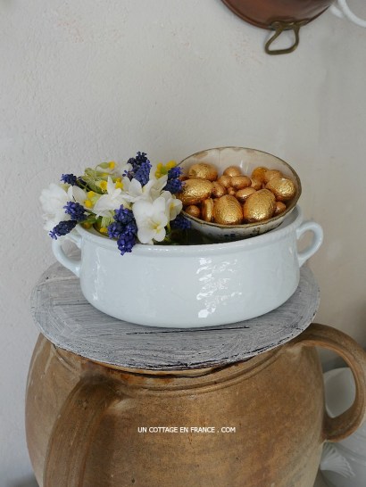 #whitecottagecharm #uncottageenfrance #campagnechic #frenchinterior #frenchfarmhousestyle #frenchcountry #frenchliving #fixerupperstyle #frenchcountrycottage #allthingsfrench #frenchcottage #farmhousevignette #cottagevignette #chippypaint #frenchdecoration #fermette #countrychic #rustique #rusticdecor #decorustic #cottagedecor #maisondecampagne #campagnedecoration #countryhomemag #brocante