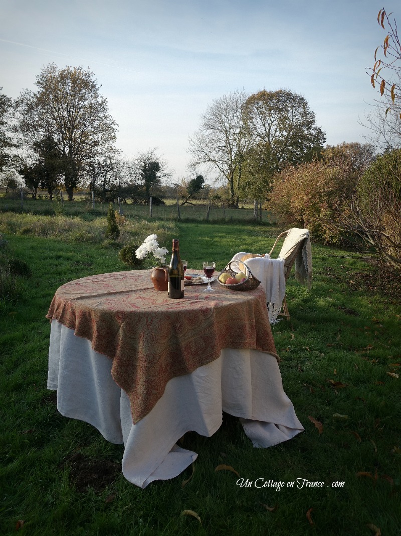 #whitecottagecharm #uncottageenfrance #campagnechic #frenchinterior #frenchfarmhousestyle #frenchcountry #frenchliving #fixerupperstyle #frenchcountrycottage #allthingsfrench #frenchcottage #farmhousevignette #cottagevignette #chippypaint #frenchdecoration #fermette #countrychic #rustique #rusticdecor #decorustic #cottagedecor #maisondecampagne #campagnedecoration #countryhomemag #brocante