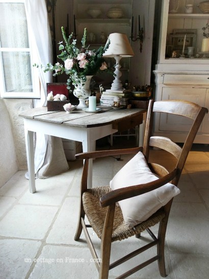 #whitecottagecharm #uncottageenfrance #campagnechic #frenchinterior #frenchfarmhousestyle #frenchcountry #frenchliving #fixerupperstyle #frenchcountrycottage #allthingsfrench #frenchcottage #farmhousevignette #cottagevignette #chippypaint #frenchdecoration #fermette #countrychic #rustique #rusticdecor #decorustic #cottagedecor #maisondecampagne #campagnedecoration #countryhomemag #brocante