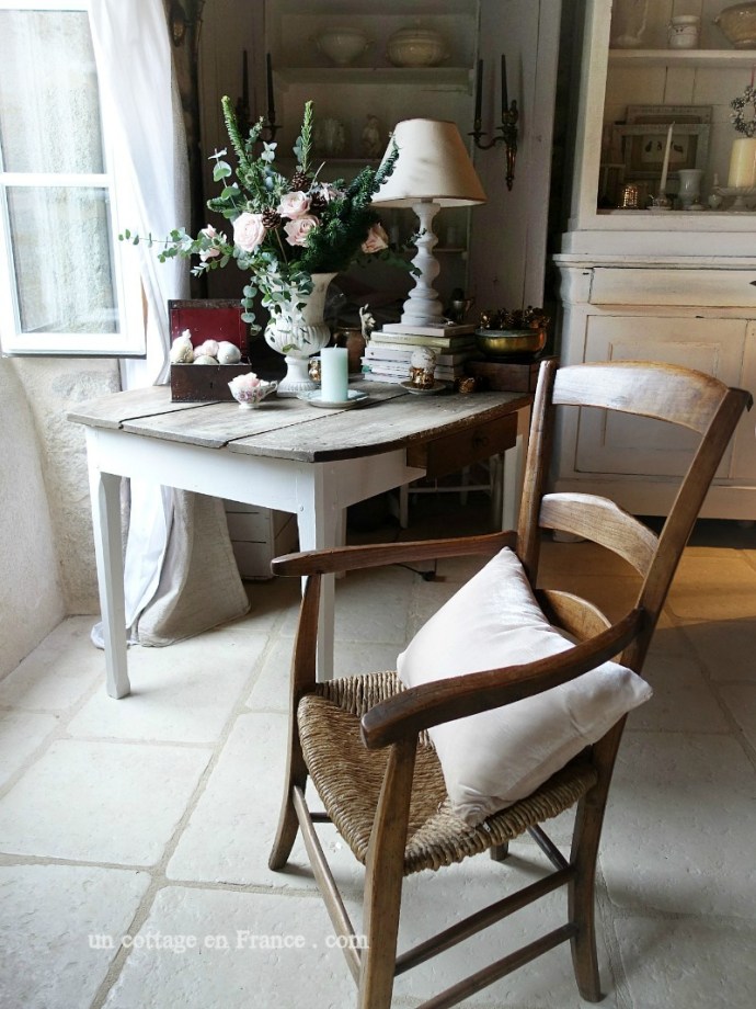 #whitecottagecharm #uncottageenfrance #campagnechic #frenchinterior #frenchfarmhousestyle #frenchcountry #frenchliving #fixerupperstyle #frenchcountrycottage #allthingsfrench #frenchcottage #farmhousevignette #cottagevignette #chippypaint #frenchdecoration #fermette #countrychic #rustique #rusticdecor #decorustic #cottagedecor #maisondecampagne #campagnedecoration #countryhomemag #brocante