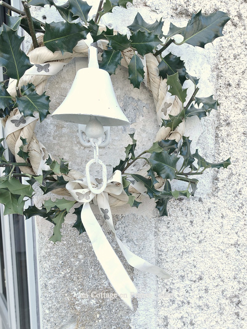 #whitecottagecharm #uncottageenfrance #campagnechic #frenchinterior #frenchfarmhousestyle #frenchcountry #frenchliving #fixerupperstyle #frenchcountrycottage #allthingsfrench #frenchcottage #farmhousevignette #cottagevignette #chippypaint #frenchdecoration #fermette #countrychic #rustique #rusticdecor #decorustic #cottagedecor #maisondecampagne #campagnedecoration #countryhomemag #brocante