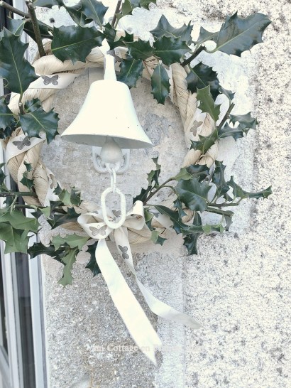 #whitecottagecharm #uncottageenfrance #campagnechic #frenchinterior #frenchfarmhousestyle #frenchcountry #frenchliving #fixerupperstyle #frenchcountrycottage #allthingsfrench #frenchcottage #farmhousevignette #cottagevignette #chippypaint #frenchdecoration #fermette #countrychic #rustique #rusticdecor #decorustic #cottagedecor #maisondecampagne #campagnedecoration #countryhomemag #brocante