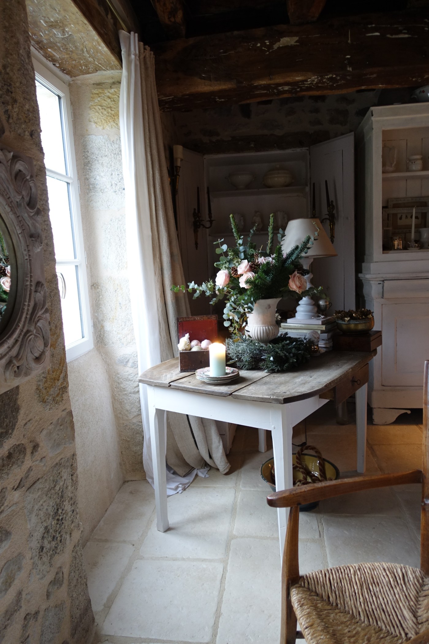 #whitecottagecharm #uncottageenfrance #campagnechic #frenchinterior #frenchfarmhousestyle #frenchcountry #frenchliving #fixerupperstyle #frenchcountrycottage #allthingsfrench #frenchcottage #farmhousevignette #cottagevignette #chippypaint #frenchdecoration #fermette #countrychic #rustique #rusticdecor #decorustic #cottagedecor #maisondecampagne #campagnedecoration #countryhomemag #brocante