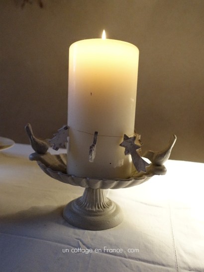 La mangeoire des oiseaux comme bougeoir (The birds plate used as a candle holder)