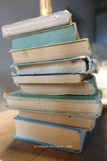 #whitecottagecharm #uncottageenfrance #campagnechic #frenchinterior #frenchfarmhousestyle #frenchcountry #frenchliving #fixerupperstyle #frenchcountrycottage #allthingsfrench #frenchcottage #farmhousevignette #cottagevignette #chippypaint #frenchdecoration #fermette #countrychic #rustique #rusticdecor #decorustic #cottagedecor #maisondecampagne #campagnedecoration #countryhomemag #brocante