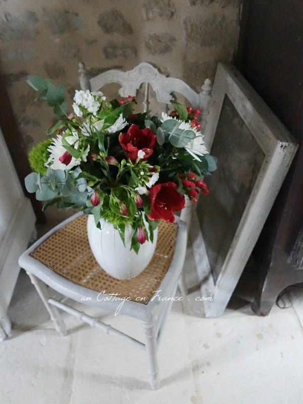 Un bouquet de Noël sur une jolie chaise | A Christmas Chair&nbsp;Bouquet