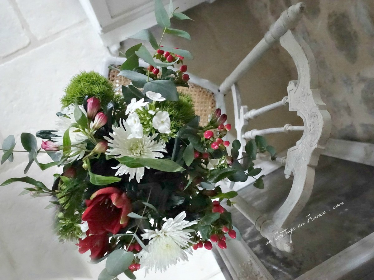 Un bouquet de Noël sur une jolie chaise | A Christmas Chair&nbsp;Bouquet