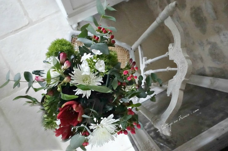 Un bouquet de Noël sur une jolie chaise | A Christmas Chair&nbsp;Bouquet