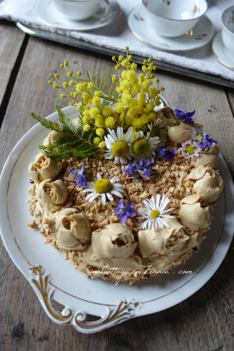 Un angle du salon "shabby chic" (The shabby chic angle of the living room)
