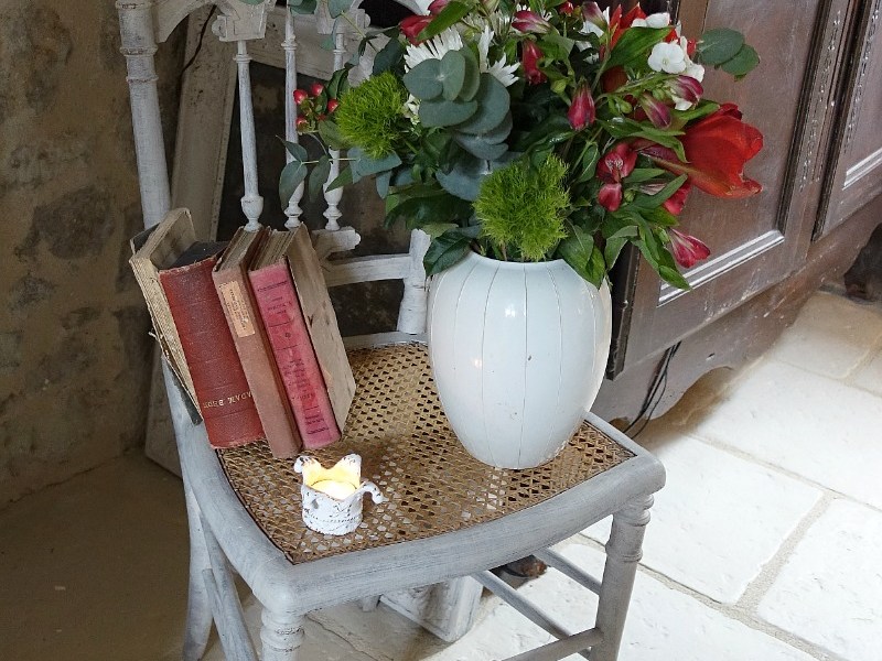 Un bouquet de Noël sur une jolie chaise | A Christmas Chair&nbsp;Bouquet