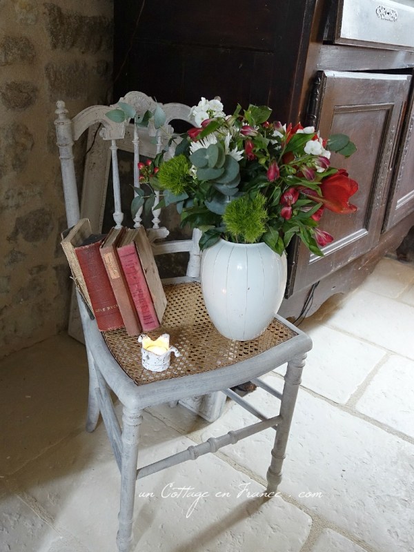 Un bouquet de Noël sur une jolie chaise | A Christmas Chair&nbsp;Bouquet