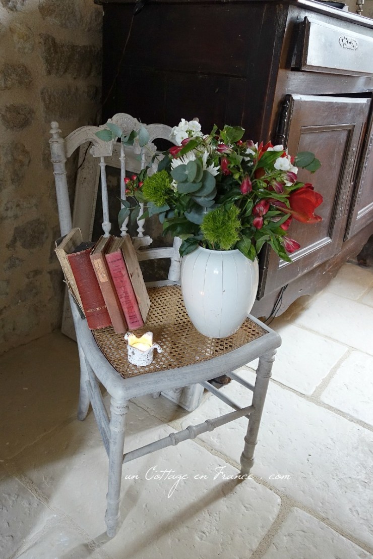 Un bouquet de Noël sur une jolie chaise | A Christmas Chair&nbsp;Bouquet