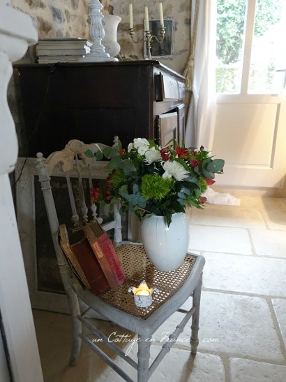 #whitecottagecharm #uncottageenfrance #campagnechic #frenchinterior #frenchfarmhousestyle #frenchcountry #frenchliving #fixerupperstyle #frenchcountrycottage #allthingsfrench #frenchcottage #farmhousevignette #cottagevignette #chippypaint #frenchdecoration #fermette #countrychic #rustique #rusticdecor #decorustic #cottagedecor #maisondecampagne #campagnedecoration #countryhomemag #brocante