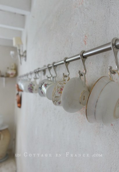 #whitecottagecharm #uncottageenfrance #campagnechic #frenchinterior #frenchfarmhousestyle #frenchcountry #frenchliving #fixerupperstyle #frenchcountrycottage #allthingsfrench #frenchcottage #farmhousevignette #cottagevignette #chippypaint #frenchdecoration #fermette #countrychic #rustique #rusticdecor #decorustic #cottagedecor #maisondecampagne #campagnedecoration #countryhomemag #brocante