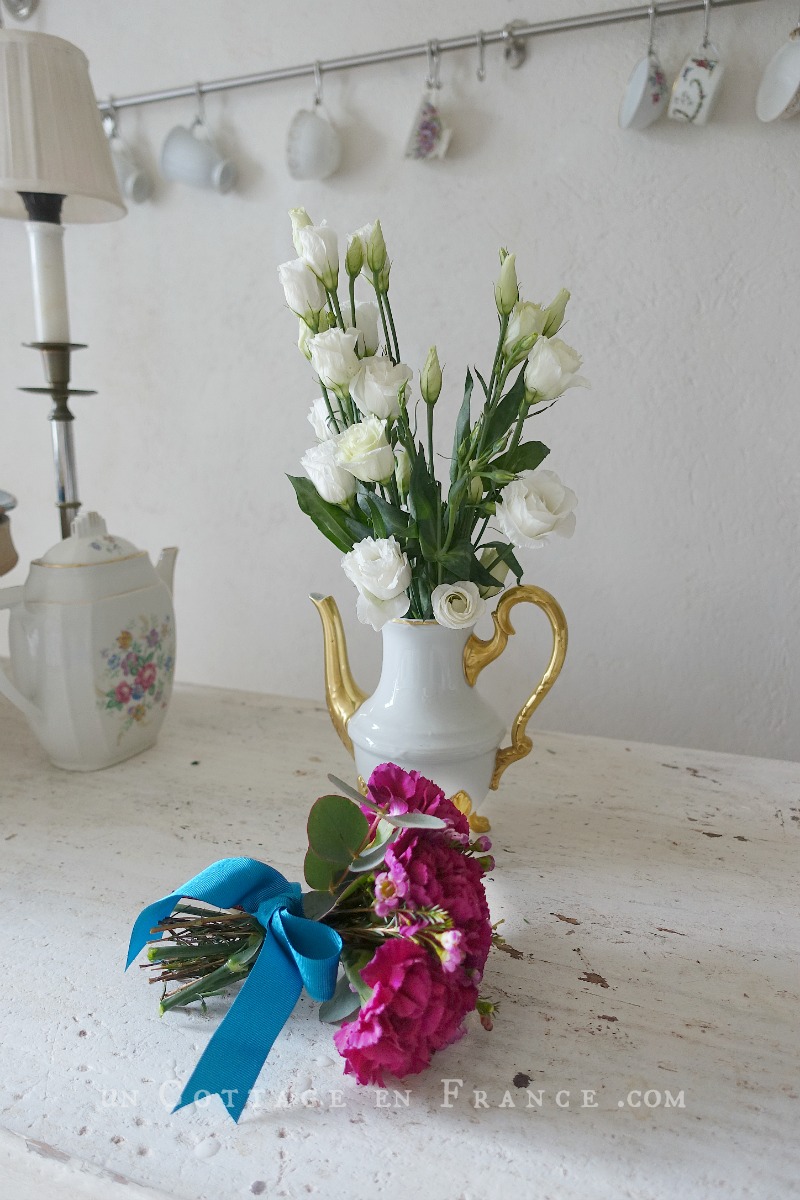 #whitecottagecharm #uncottageenfrance #campagnechic #frenchinterior #frenchfarmhousestyle #frenchcountry #frenchliving #fixerupperstyle #frenchcountrycottage #allthingsfrench #frenchcottage #farmhousevignette #cottagevignette #chippypaint #frenchdecoration #fermette #countrychic #rustique #rusticdecor #decorustic #cottagedecor #maisondecampagne #campagnedecoration #countryhomemag #brocante