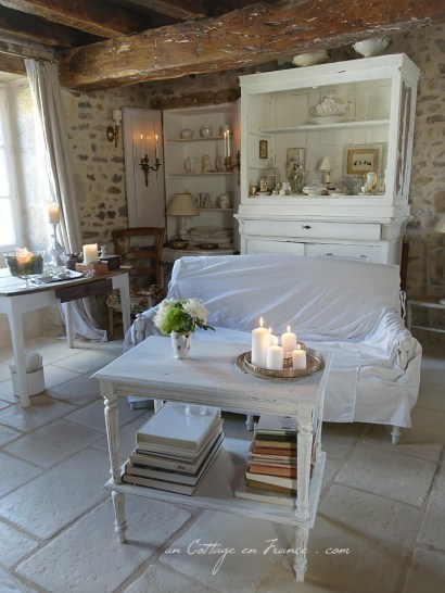 #whitecottagecharm #uncottageenfrance #campagnechic #frenchinterior #frenchfarmhousestyle #frenchcountry #frenchliving #fixerupperstyle #frenchcountrycottage #allthingsfrench #frenchcottage #farmhousevignette #cottagevignette #chippypaint #frenchdecoration #fermette #countrychic #rustique #rusticdecor #decorustic #cottagedecor #maisondecampagne #campagnedecoration #countryhomemag #brocante