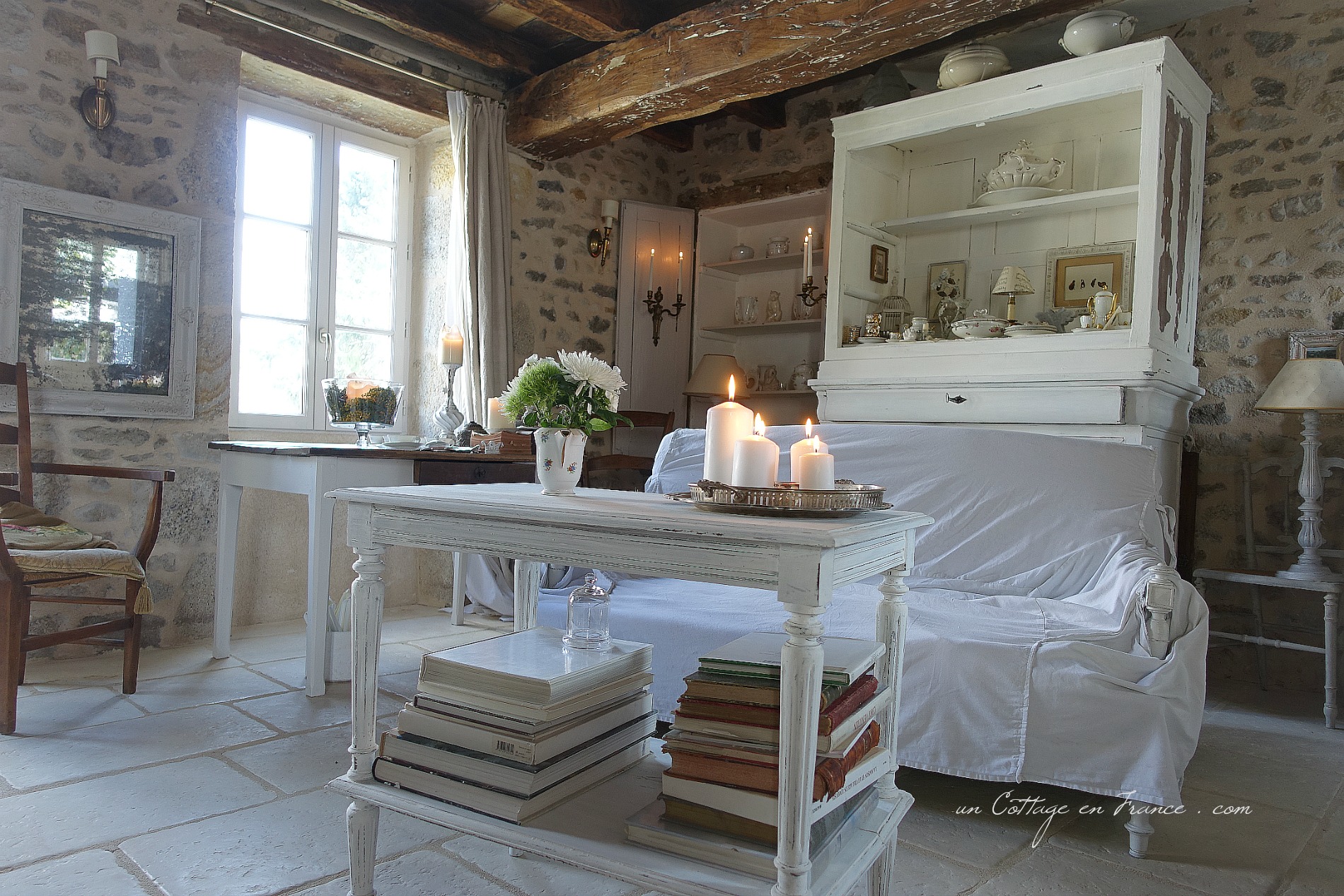 #whitecottagecharm #uncottageenfrance #campagnechic #frenchinterior #frenchfarmhousestyle #frenchcountry #frenchliving #fixerupperstyle #frenchcountrycottage #allthingsfrench #frenchcottage #farmhousevignette #cottagevignette #chippypaint #frenchdecoration #fermette #countrychic #rustique #rusticdecor #decorustic #cottagedecor #maisondecampagne #campagnedecoration #countryhomemag #brocante