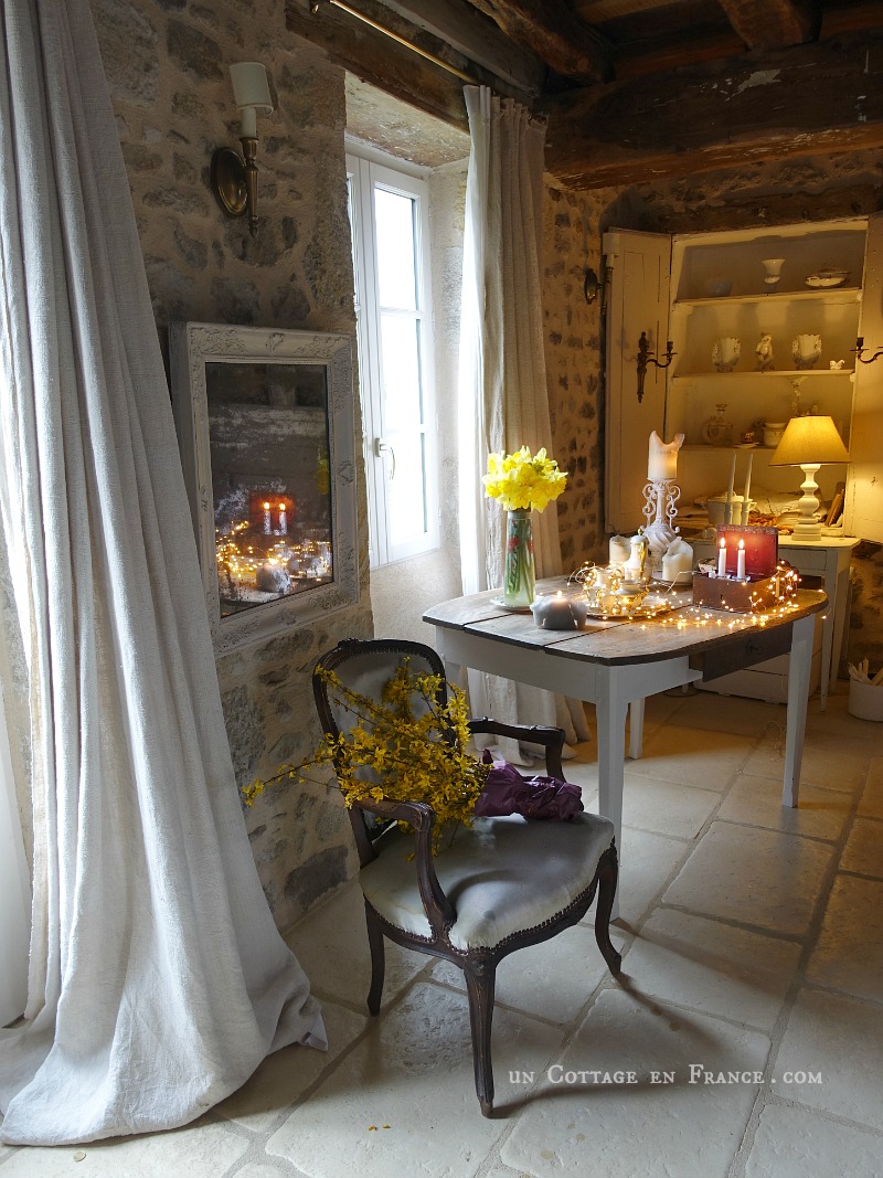 #whitecottagecharm #uncottageenfrance #campagnechic #frenchinterior #frenchfarmhousestyle #frenchcountry #frenchliving #fixerupperstyle #frenchcountrycottage #allthingsfrench #frenchcottage #farmhousevignette #cottagevignette #chippypaint #frenchdecoration #fermette #countrychic #rustique #rusticdecor #decorustic #cottagedecor #maisondecampagne #campagnedecoration #countryhomemag #brocante