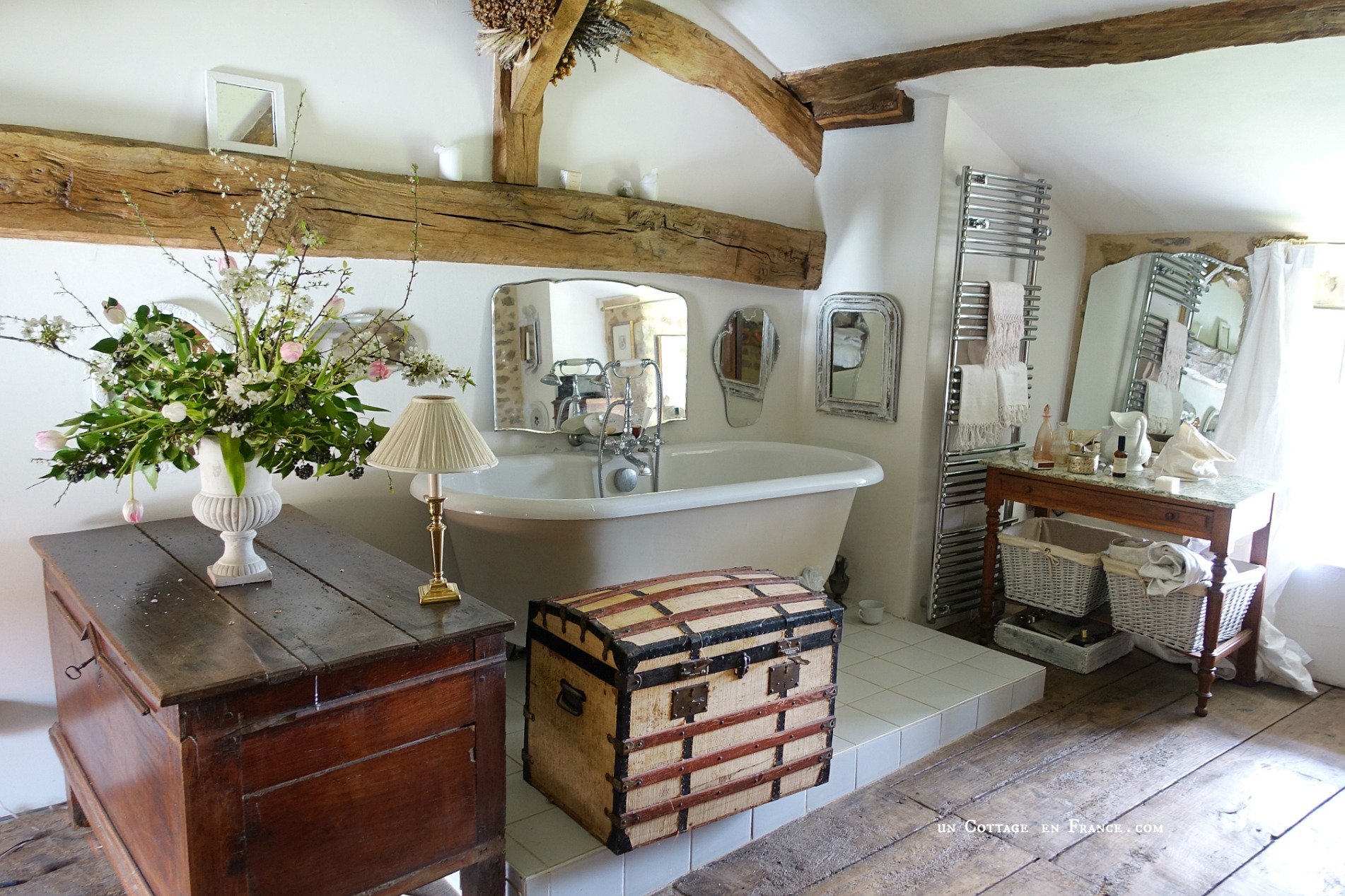 #whitecottagecharm #uncottageenfrance #campagnechic #frenchinterior #frenchfarmhousestyle #frenchcountry #frenchliving #fixerupperstyle #frenchcountrycottage #allthingsfrench #frenchcottage #farmhousevignette #cottagevignette #chippypaint #frenchdecoration #fermette #countrychic #rustique #rusticdecor #decorustic #cottagedecor #maisondecampagne #campagnedecoration #countryhomemag #brocante