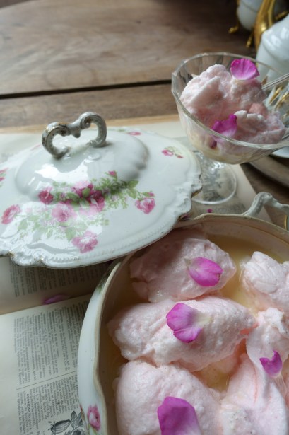 #whitecottagecharm #uncottageenfrance #campagnechic #frenchinterior #frenchfarmhousestyle #frenchcountry #frenchliving #fixerupperstyle #frenchcountrycottage #allthingsfrench #frenchcottage #farmhousevignette #cottagevignette #chippypaint #frenchdecoration #fermette #countrychic #rustique #rusticdecor #decorustic #cottagedecor #maisondecampagne #campagnedecoration #countryhomemag #brocante