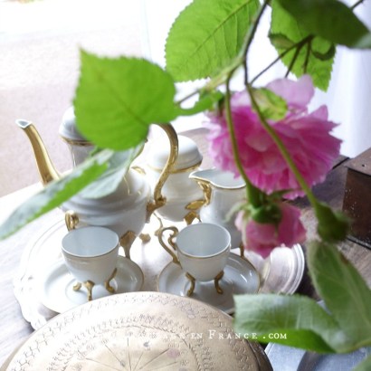 #whitecottagecharm #uncottageenfrance #campagnechic #frenchinterior #frenchfarmhousestyle #frenchcountry #frenchliving #fixerupperstyle #frenchcountrycottage #allthingsfrench #frenchcottage #farmhousevignette #cottagevignette #chippypaint #frenchdecoration #fermette #countrychic #rustique #rusticdecor #decorustic #cottagedecor #maisondecampagne #campagnedecoration #countryhomemag #brocante