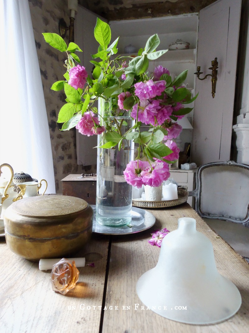 #whitecottagecharm #uncottageenfrance #campagnechic #frenchinterior #frenchfarmhousestyle #frenchcountry #frenchliving #fixerupperstyle #frenchcountrycottage #allthingsfrench #frenchcottage #farmhousevignette #cottagevignette #chippypaint #frenchdecoration #fermette #countrychic #rustique #rusticdecor #decorustic #cottagedecor #maisondecampagne #campagnedecoration #countryhomemag #brocante