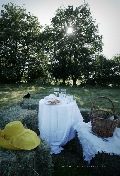 #whitecottagecharm #uncottageenfrance #campagnechic #frenchinterior #frenchfarmhousestyle #frenchcountry #frenchliving #fixerupperstyle #frenchcountrycottage #allthingsfrench #frenchcottage #farmhousevignette #cottagevignette #chippypaint #frenchdecoration #fermette #countrychic #rustique #rusticdecor #decorustic #cottagedecor #maisondecampagne #campagnedecoration #countryhomemag #brocante