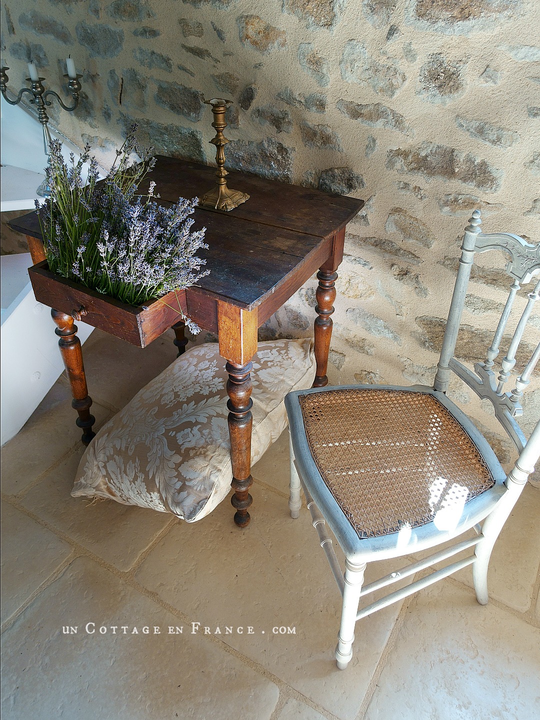 #whitecottagecharm #uncottageenfrance #campagnechic #frenchinterior #frenchfarmhousestyle #frenchcountry #frenchliving #fixerupperstyle #frenchcountrycottage #allthingsfrench #frenchcottage #farmhousevignette #cottagevignette #chippypaint #frenchdecoration #fermette #countrychic #rustique #rusticdecor #decorustic #cottagedecor #maisondecampagne #campagnedecoration #countryhomemag #brocante