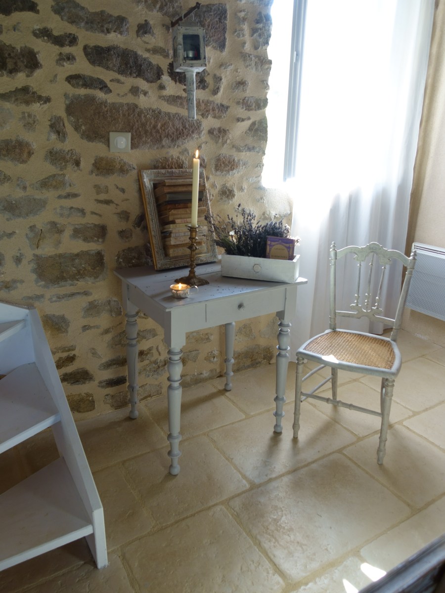 Une petite table rustique gris gustavien | A Small Gustavian Grey Rustic&nbsp;Table