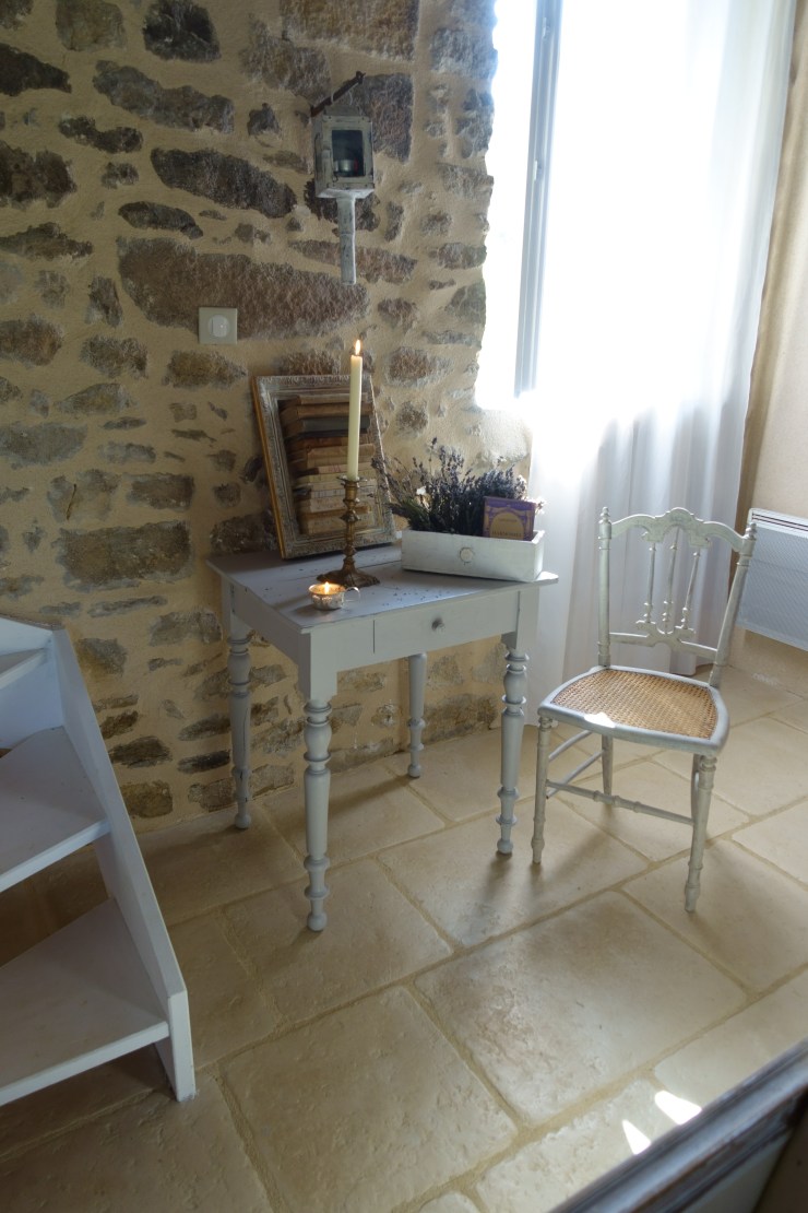 Une petite table rustique gris gustavien | A Small Gustavian Grey Rustic&nbsp;Table