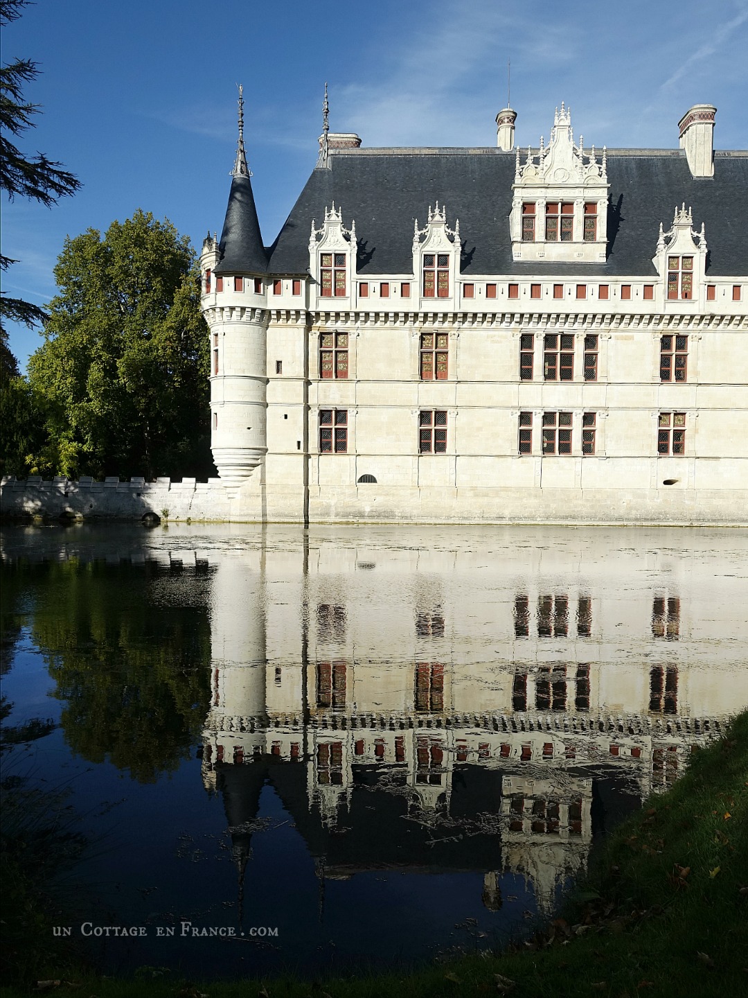 #whitecottagecharm #uncottageenfrance #campagnechic #frenchinterior #frenchfarmhousestyle #frenchcountry #frenchliving #fixerupperstyle #frenchcountrycottage #allthingsfrench #frenchcottage #farmhousevignette #cottagevignette #chippypaint #frenchdecoration #fermette #countrychic #rustique #rusticdecor #decorustic #cottagedecor #maisondecampagne #campagnedecoration #countryhomemag #brocante