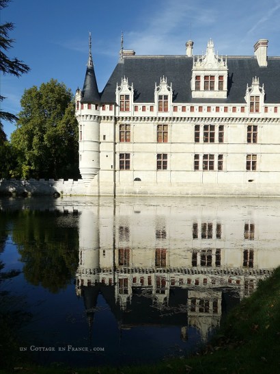 #whitecottagecharm #uncottageenfrance #campagnechic #frenchinterior #frenchfarmhousestyle #frenchcountry #frenchliving #fixerupperstyle #frenchcountrycottage #allthingsfrench #frenchcottage #farmhousevignette #cottagevignette #chippypaint #frenchdecoration #fermette #countrychic #rustique #rusticdecor #decorustic #cottagedecor #maisondecampagne #campagnedecoration #countryhomemag #brocante